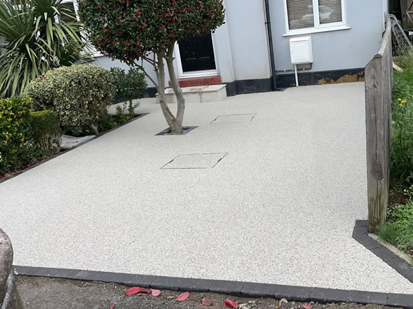 Decorative resin bound driveway surface