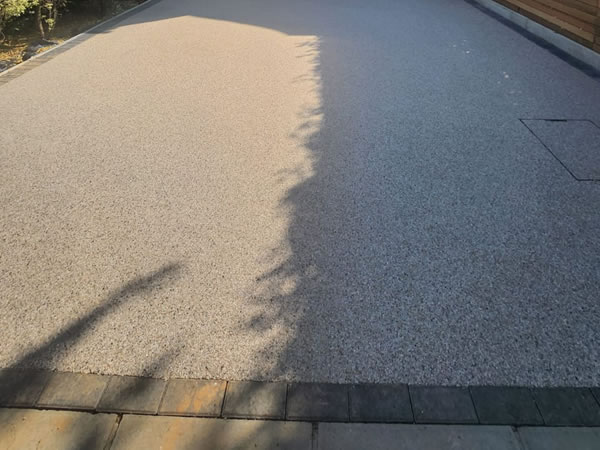 Smooth resin bound surfacing