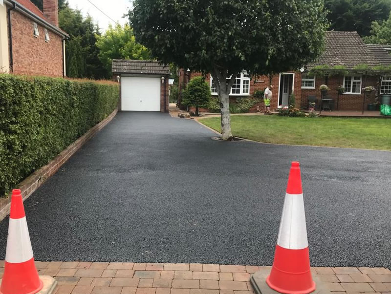 Professional tarmac driveway surfacing by TAR Surfacing Ltd